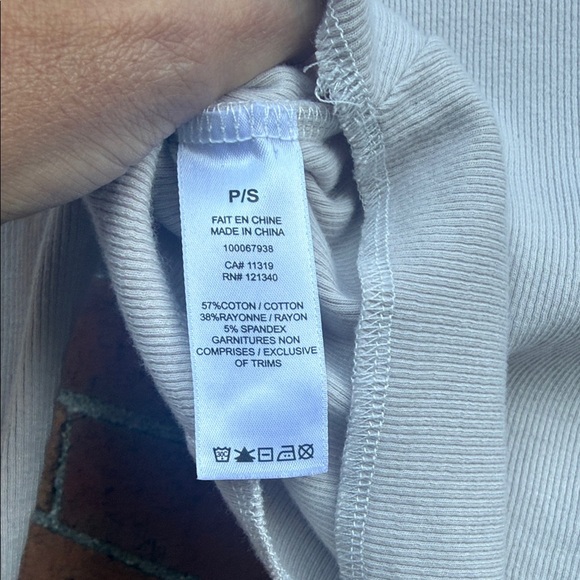 Garage Women’s Ribbed Long Sleeve Cropped Top Beige Seam Detail Size XS/S - Picture 5 of 6